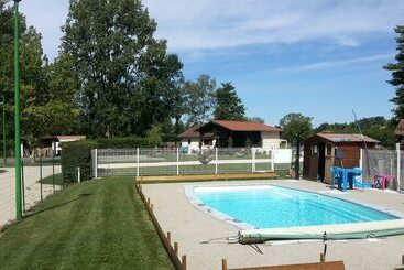 ホテル Camping Paradis Des Dombes