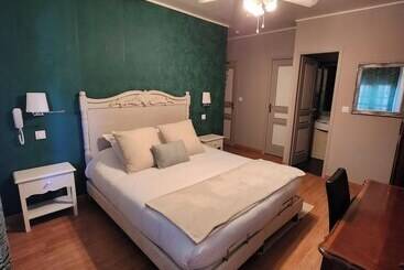 Отель Hôtel La Tour Perrier