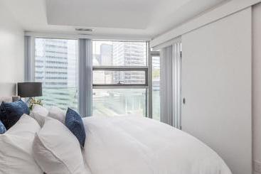 Otel Noel Suitesyork St And Lakeshore Blvd