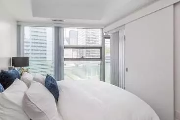 هتل Noel Suitesyork St And Lakeshore Blvd