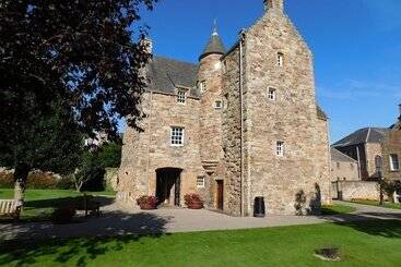 Attractive Cottage In Garden Grounds