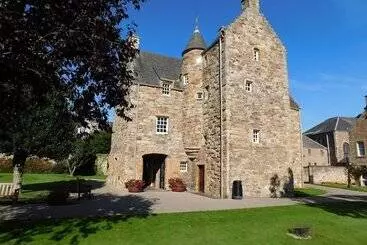 Attractive Cottage In Garden Grounds