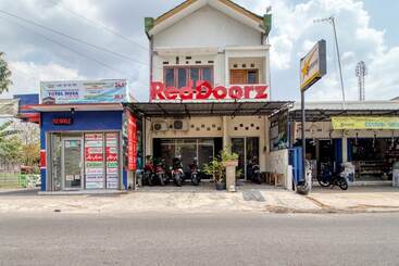 Reddoorz Hostel Near Terminal Condongcatur Jogja