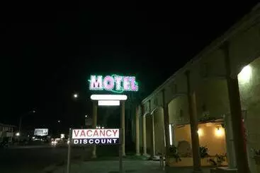 Colonial Pool & Spa Motel