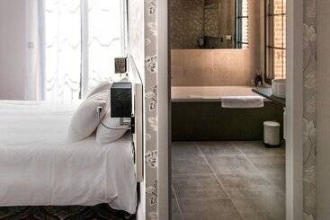 هتل Les Jardins De Josephine  Le Manoir