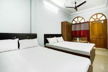 Otel Spot On 43838  Red Rose