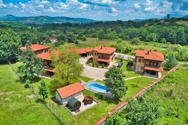 Resort комплекс тянкови къщи