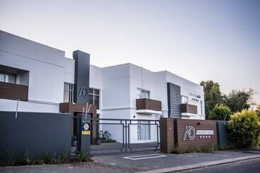 פנסיון Adelante Lodge