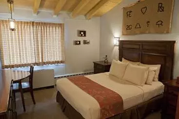 هتل Dude Rancher Lodge