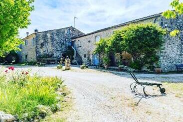 فندق Auberge De Saugras