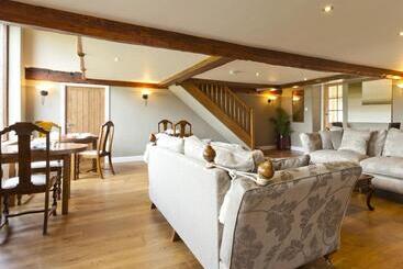 민박 Throstle Nest Farm