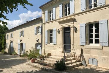 مبيت وإفطار Aux Chambres Des Bujours