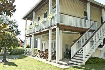 旅馆 Haven Point Inn