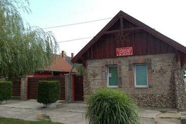 بنسيون Sárkeszi Vendégszálló