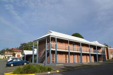 The Oaks Hotel Motel