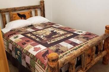 Wolf Den Log Cabin Motel And Rv Park