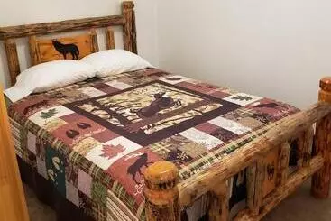 Wolf Den Log Cabin Motel And Rv Park