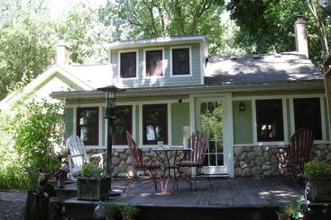 Kettle Moraine Cottage Bed & Breakfast
