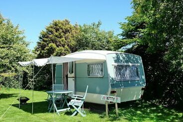 קוטג'' Kitty Unique 60s Caravan Set In Pretty Garden