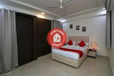 Hotel Oyo 23221 Amigos Suites