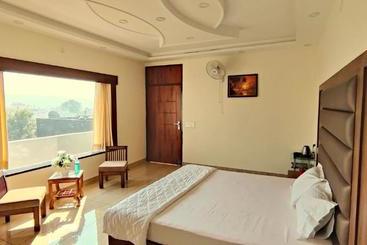 Four Seasons Hotel And Restaurant