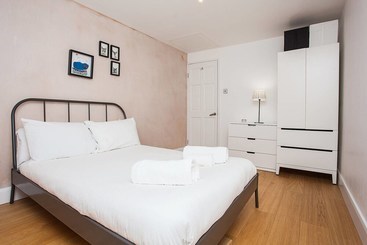 کلبه Modern 2 Bedroom House With Parking