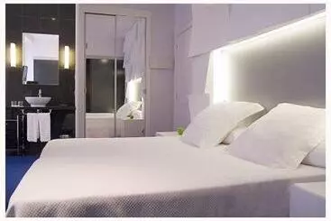 Hotel Room Mate Mario