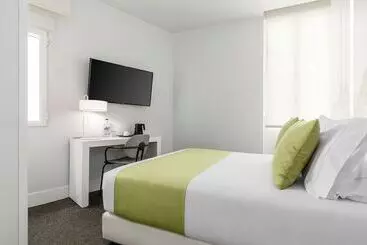 Hotel Room Mate Mario