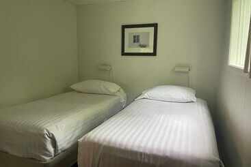 Colonial Bay Motel And Cottages