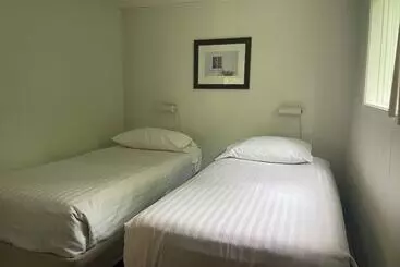 Colonial Bay Motel And Cottages