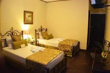 هتل Los Balcones Leon