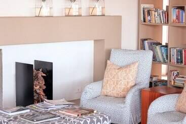 בית מלון כפרי The Outpost & Pel S Post