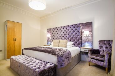 White Hart Hotel & Apartments