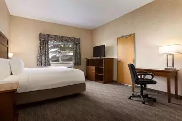 호텔 Days Inn & Suites By Wyndham Brooks