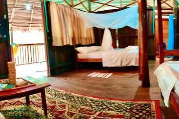 تختخواب و صبحانه Bungalow In The Jungle Ecolodge Huitoto