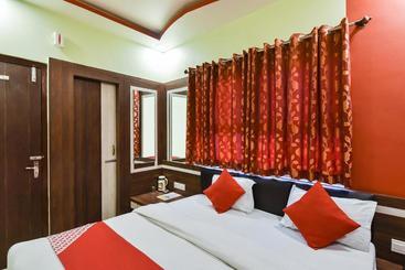 Hotel Oyo 19832  New Mahatma