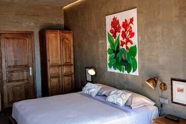 هتل Les Terrasses Suites