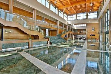 Отель L  Amphitrite Palace Resort & Spa