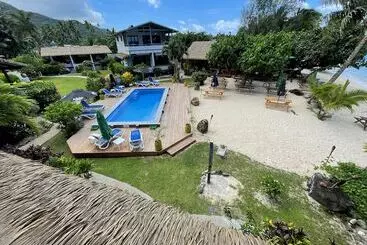 هتل Aroa Beachside Resort