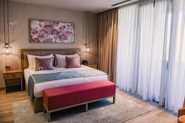 Karavansaray Turkistan Harbour Hotel  Flying Theatre Access