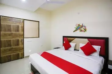 هتل Oyo 78247 Crown Inn