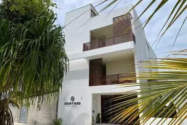 هتل Courtyard Guesthouse