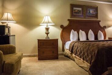 בית מלון כפרי Rodeway Inn Near Ybor City Casino