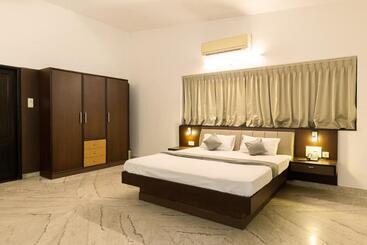 Hotel Paramount Suites & Service Apartments