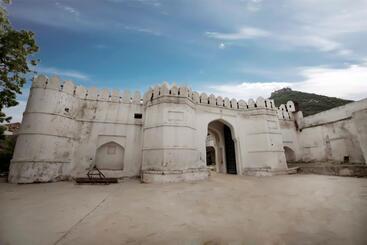 Rajmahal Palace By Kanota Hotels Near Bisalpur Dam