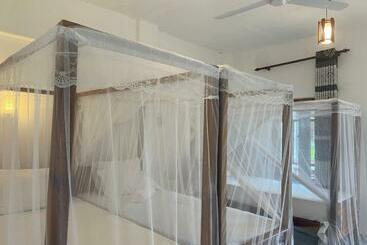 בית מלון כפרי Chithru Bay Rooms & Hostel