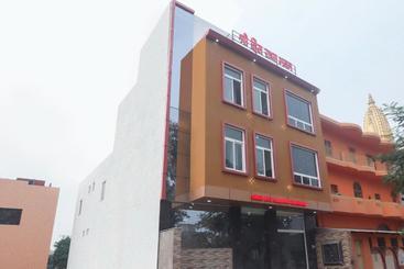 בית מלון כפרי Oyo 67215 Shri Hit Radha Bhawan