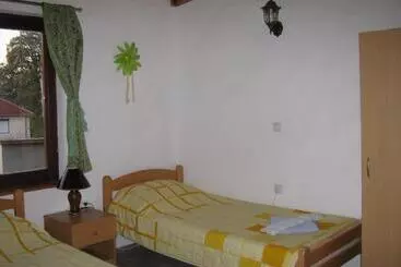 هتل Risto's Guest House