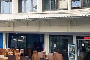 Hotel Sas Guest House Mitra Reddoorz At Darmo Park 2 Surabaya