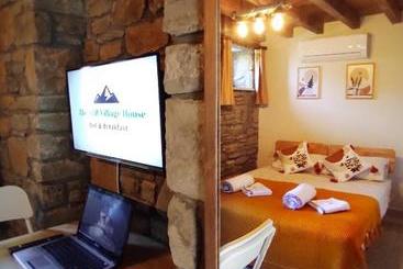 Pensão The Hill Village House